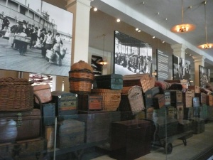 Photo 5 : Ellis Island : entrée du musée, les bagages des migrants